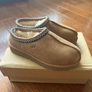 UGG Tasman Slipper Never Worn, size 7 chestnut